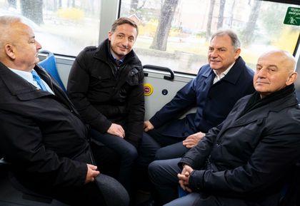 Czterech mężczyzn w autobusie