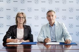 Podpisanie listu intencyjnego - Joanna Schmid, Prezes Zarządu Śląskiego Funduszu Rozwoju Sp. z o.o. i Piotr Kuczera Prezydent Miasta Rybnika. 