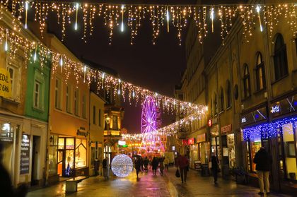 Świątecznie ustrojony Rybnik nocą 