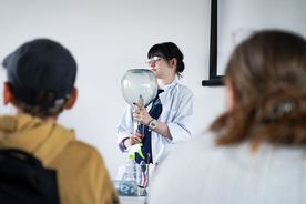 Młodzież uczsetnicząca w Festiwalu Nauki na Zabytkowej Kopalni Ignacy w Rybniku