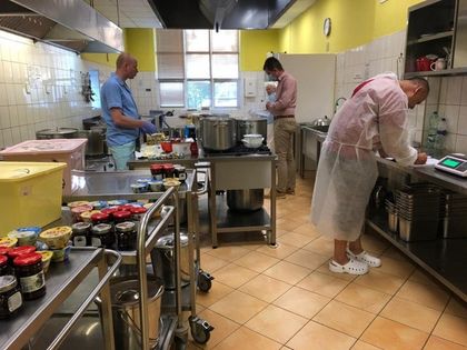 Trzy osoby pracują w kuchni Miejskiego Domu Pomocy Społecznej.