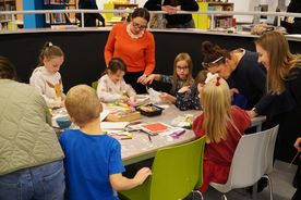 Dzieci wykonujące prace plastyczne