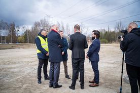 Zdjęcie przedstawia symboliczne wbicie pierwszej łopaty.