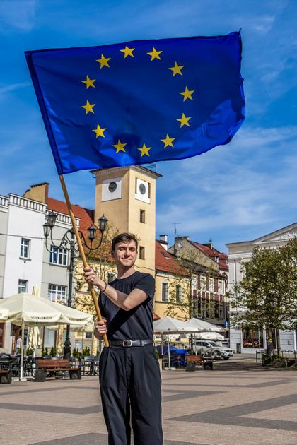Chłopak trzymający flagę Unii Europejskiej na rynku w Rybniku