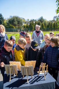zdjęcie przedstawia dzieci