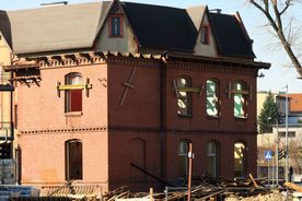 Modernizacja zabytkowych budynków z cegły przy ulicy Hallera