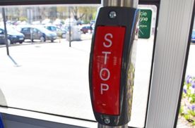 Wnętrze autobusu, przycisk stop