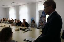 Grupa młodzieży w trakcie gry terenowej