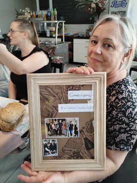 Obchody 5-lecia Spóldzielni Bistro z ikrą z okolicznościowmi gratulacjami w ramce