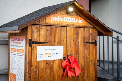 Zdjęcie przedstawia lodówkę społeczną.