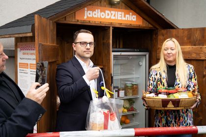Zdjęcie przedstawia lodówkę społeczną.