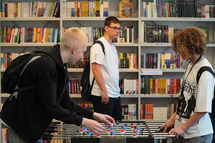młodzież w bibliotece
