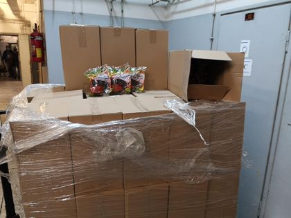 Paczki i kartony ustawione w pomieszczeniu