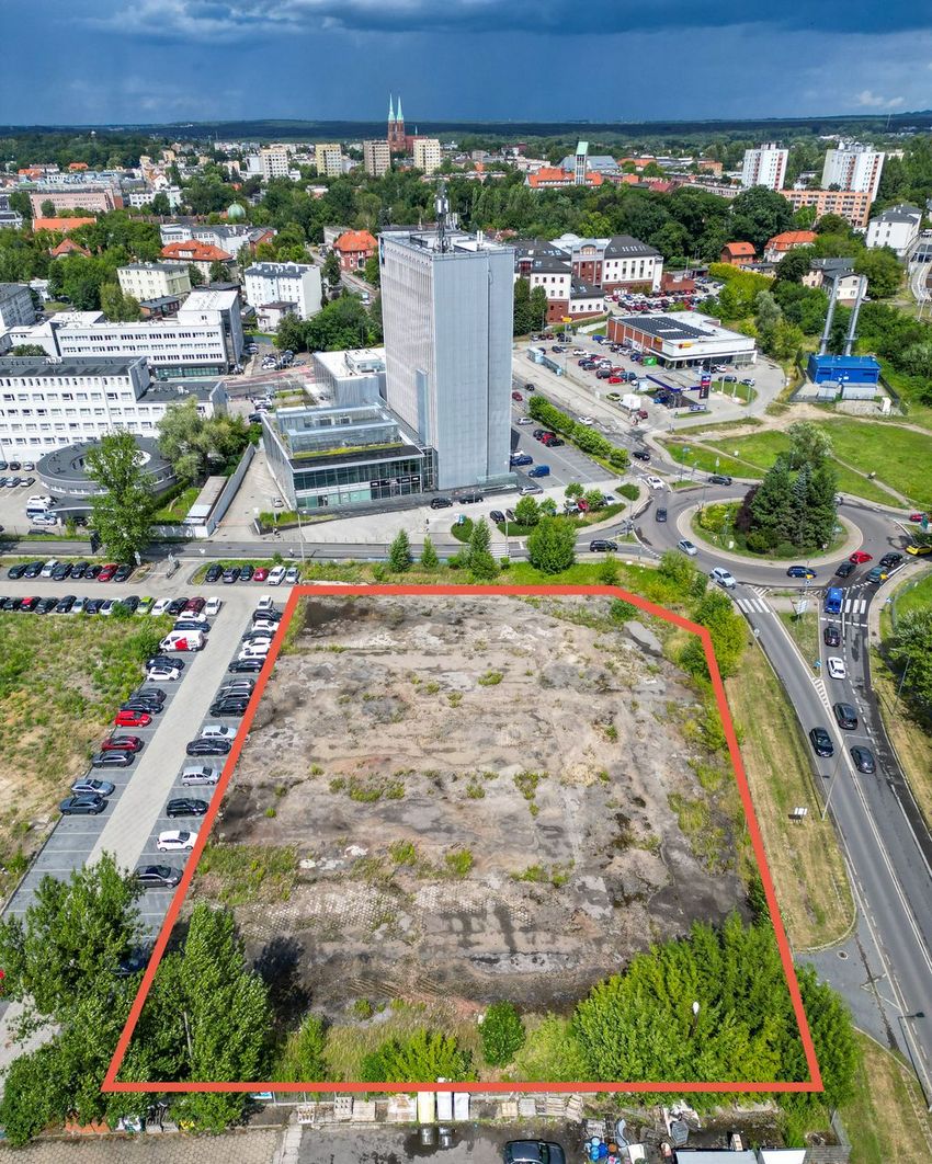 Zdjęcie terenu w centrum miasta z lotu ptaka. 