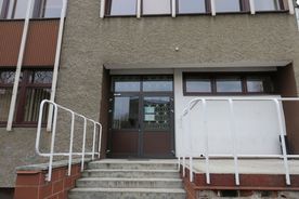 Biblioteka - wejście od tyłu budynku. 
