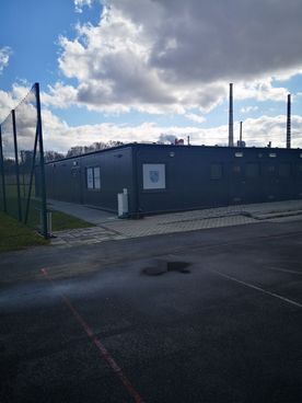 Budynki sportowe z urządzenimi fotowoltaicznymi