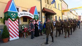 Inscenizacja historyczna grup rekonstrukcyjnych, odtwarzająca wydarzenia sprzed 100 lat, kiedy to na rybnickim rynku podpisane zostały dwa ważne dokumenty związane z przyłączeniem Śląska do Polski