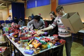 Pakowanie paczek w ramach akcji Czapka Św. Mikołaja Młodziezowej Rady Miasta Rybnika