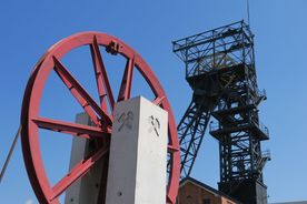 Zabytkowa kopalnia - na tle nieba szyb koplani i dawne koło szybu