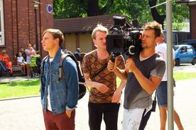 Plan filmowy na terenie zabudowań ceglanych budynków