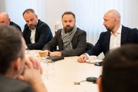 Spotkanie przy stole konferencyjnym przedstawicieli Grupy PGE, Miasta Rybnik i PGNiG TERMIKA S.A. 