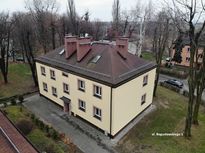 Kilkupiętrowy budynek mieszkalny po termomodernizacji. Widok z lotu ptaka.