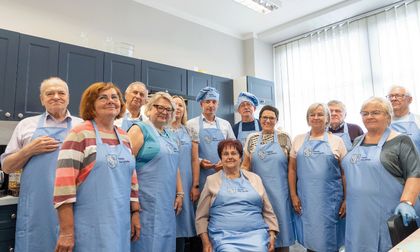 Zdjęcie przedstawia grupę ludzi pozujących do zdjęcia.
