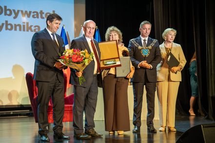 zdjęcie przedstawia ludzi na scenie podczas uroczystości wręczenia nagród