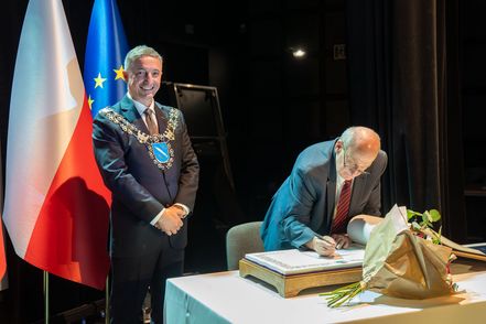 zdjęcie przedstawia podpisywanie dokumentów przez honorowego obywatela Rybnika