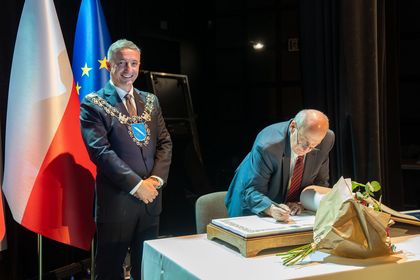 zdjęcie przedstawia podpisywanie dokumentów przez honorowego obywatela Rybnika