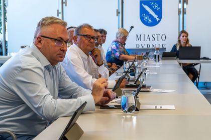 uczestnicy sesji rady miasta siedzący przy stole