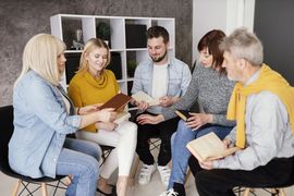 Grupa osób czytających książki