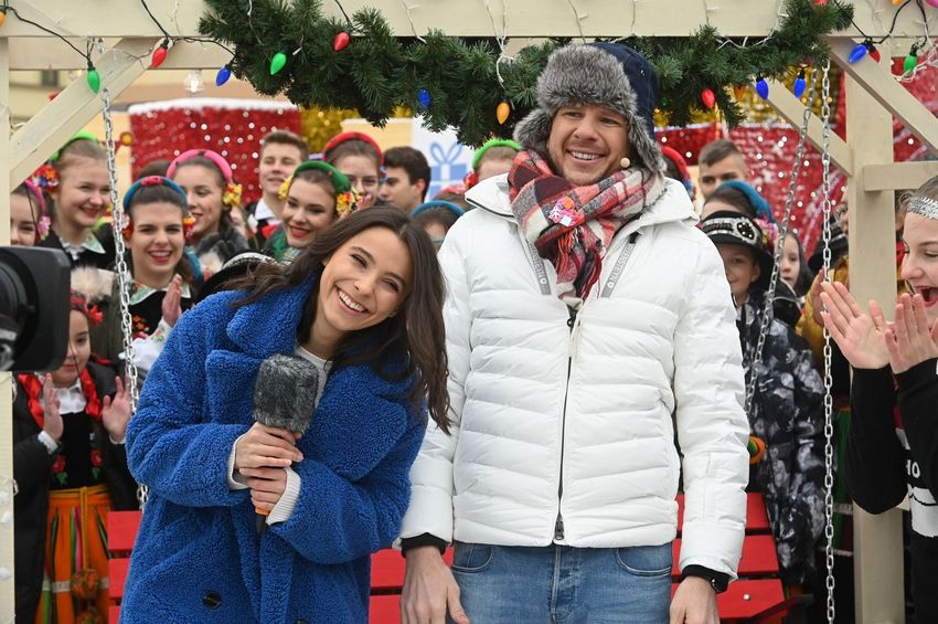 Prezenterzy programu Dzień Dobry TVN w światecznym studiu plenerowym