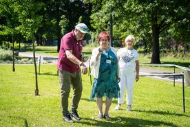 Seniorzy uprawiający sport w plenerze