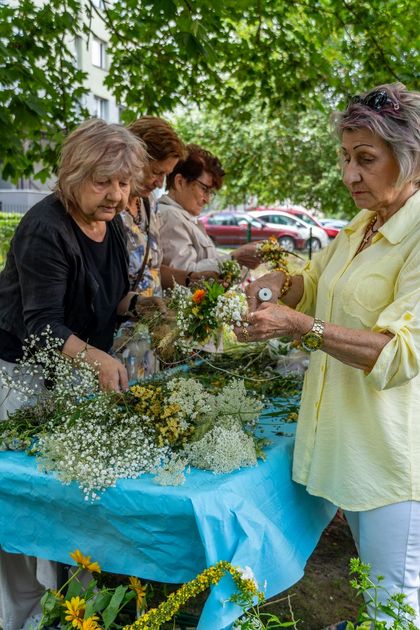 uczestnicy urodzin Dziennego Domu Pomocy Senioralnej