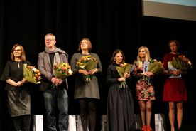 Gala Nagrody Literackiej Juliusz, na scenie nominowani do nagrody z bukietami kwiatów w rękach. 