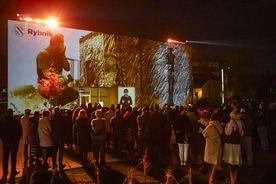 Wieczorny mapping na ścianie Galerii Sztuki Rzeczna