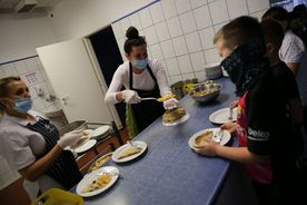 Przygotowywanie i wydawanie posiłków w szkolnej stołówce
