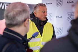 Zdjęcie przedstawia symboliczne wbicie pierwszej łopaty.