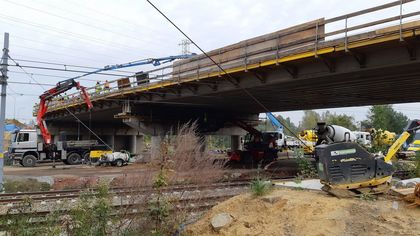 Most w trakcie modernizacji i rozbudowy, pracownicy, sprzęt budowlany do betonowania