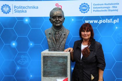 Popiersie prof. Jerzego Kucharczyka przed budynkiem Politechniki Śląskiej w Rybniku