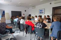 Grupa młodzieży w trakcie gry terenowej