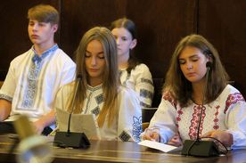 Dzieci i młodzież z Ukrainy na spotkaniu z prezydentem Rybnika w urzędzie miasta