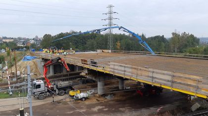 Most w trakcie modernizacji i rozbudowy, pracownicy, sprzęt budowlany do betonowania