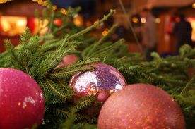 Świątecznie ustrojony rynek nocą