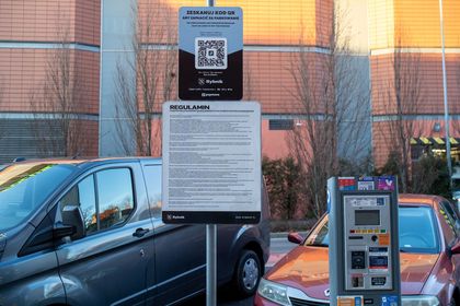 znak drogowy z napisem wirtualny parkomat