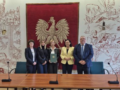 Zdjęcie przedstawia grupę osób pozujących do zdjęcia.