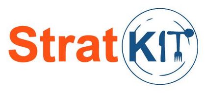 Logo projektu Strat kit. Napis w kolorze pomarańczowym i niebieskim na białym tle
