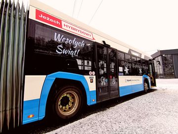 Autobus komunikacji miejskiej ozdobiony świąteczną grafiką