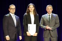 Zdjęcie przedstawia dwóch mężczyzn i jedną kobietę pozujących do zdjęcia.